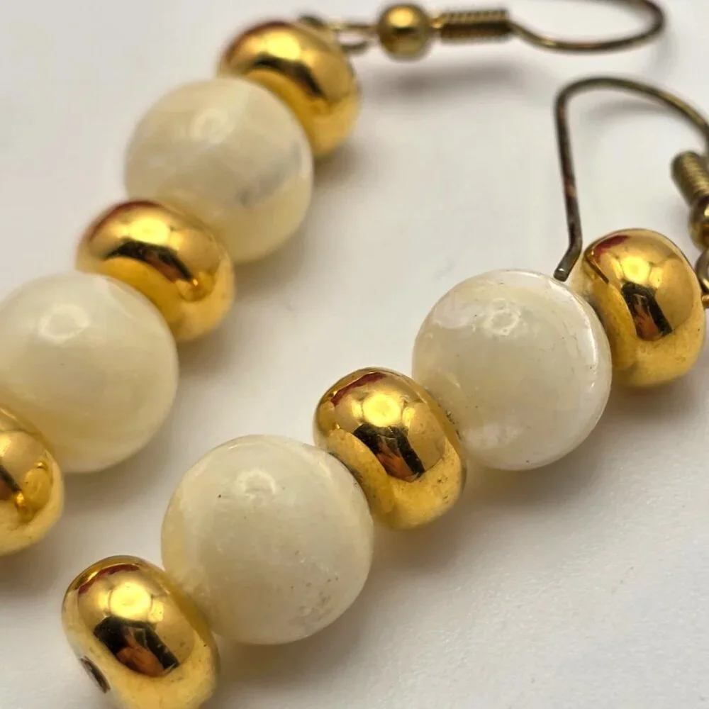 Gold Tone Mother Of Pearl Drop Earrings Cream Bead Dangle 1.5 In
